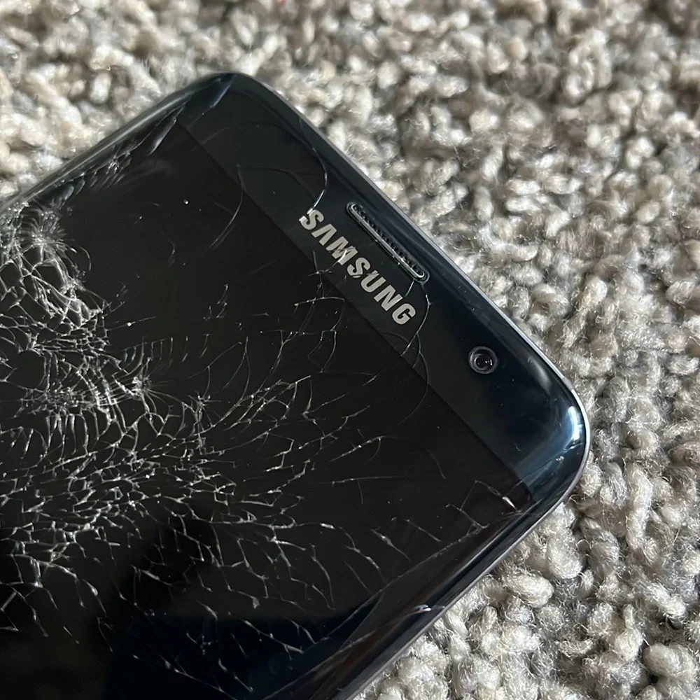 Samsung Galaxy S7 edge (cracked screen)